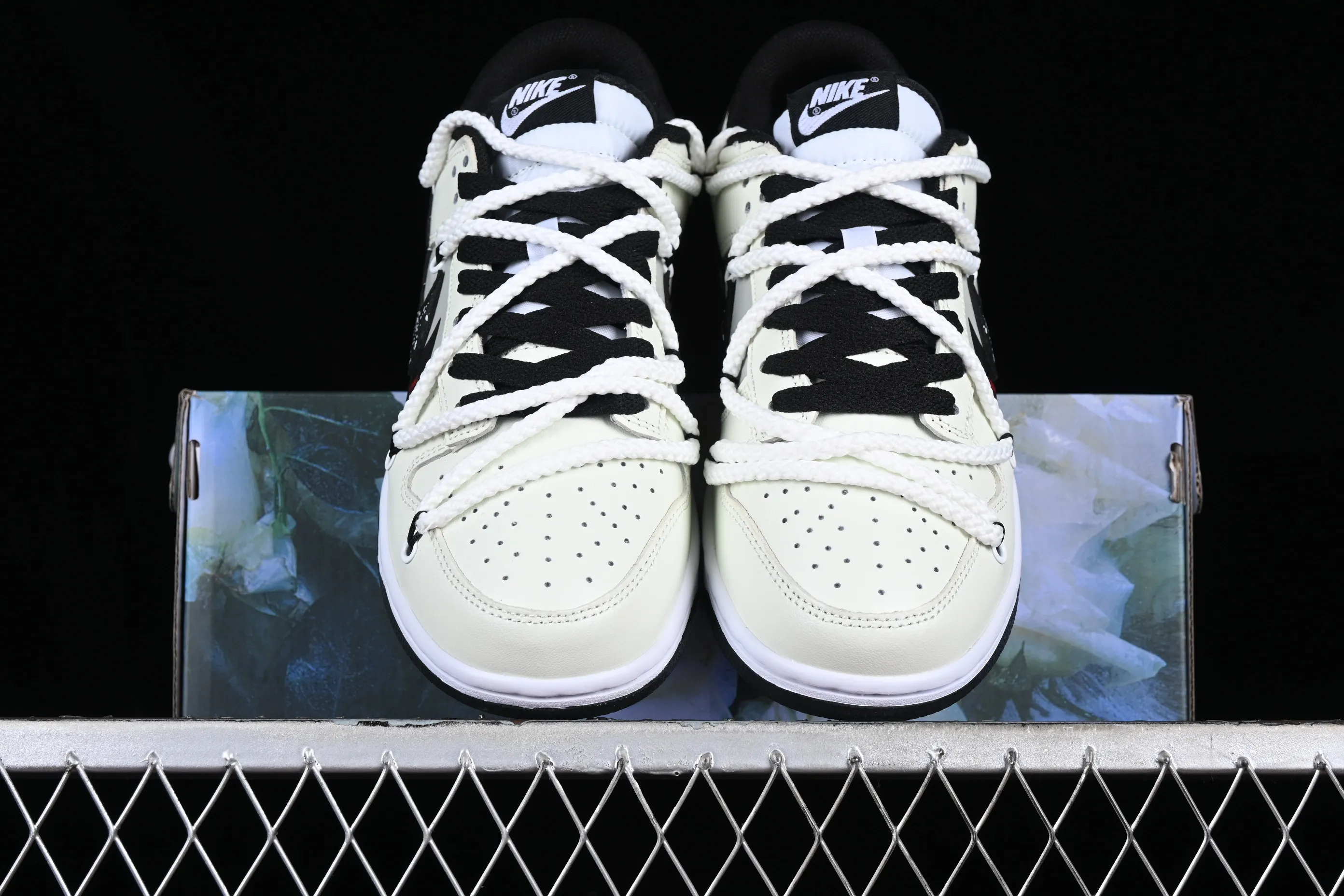 All categories Nk SB Dunk series Nk SB Dunk Low low-top sneakers Nk Dunk Low Panda Prank Love Smiley Face Panda Splash Ink SB strap low-top casual sneakers DD1391-100